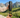 Café qui coule de la machine Covva dans un verre, prairie fleurie en arrière-plan